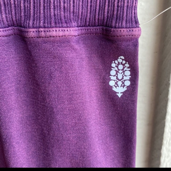 Free People Good Karma HR 7/8 Legging in Eggplant sz XS/S NWOT - Picture 3 of 13